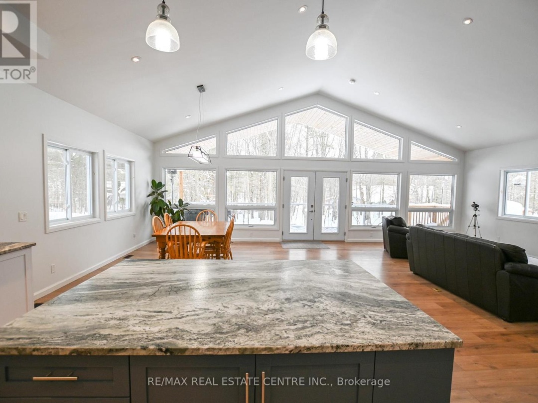 1033 NORTH SHORE DRIVE, Hoc Roc River