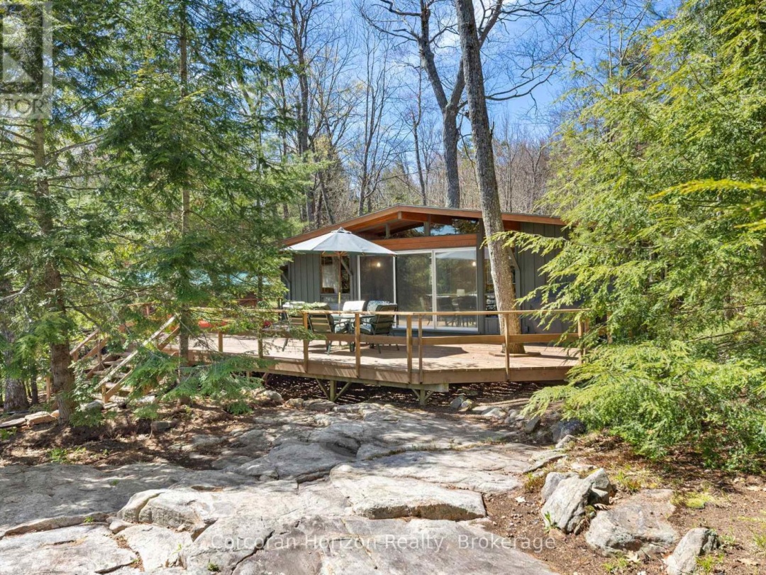 462 ISLAND 90 ISLAND, Six Mile Lake