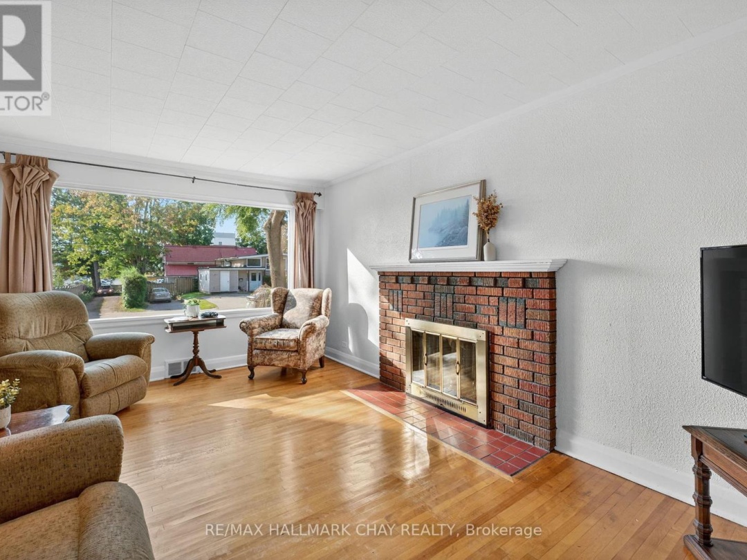 18 NORTH STREET E, 