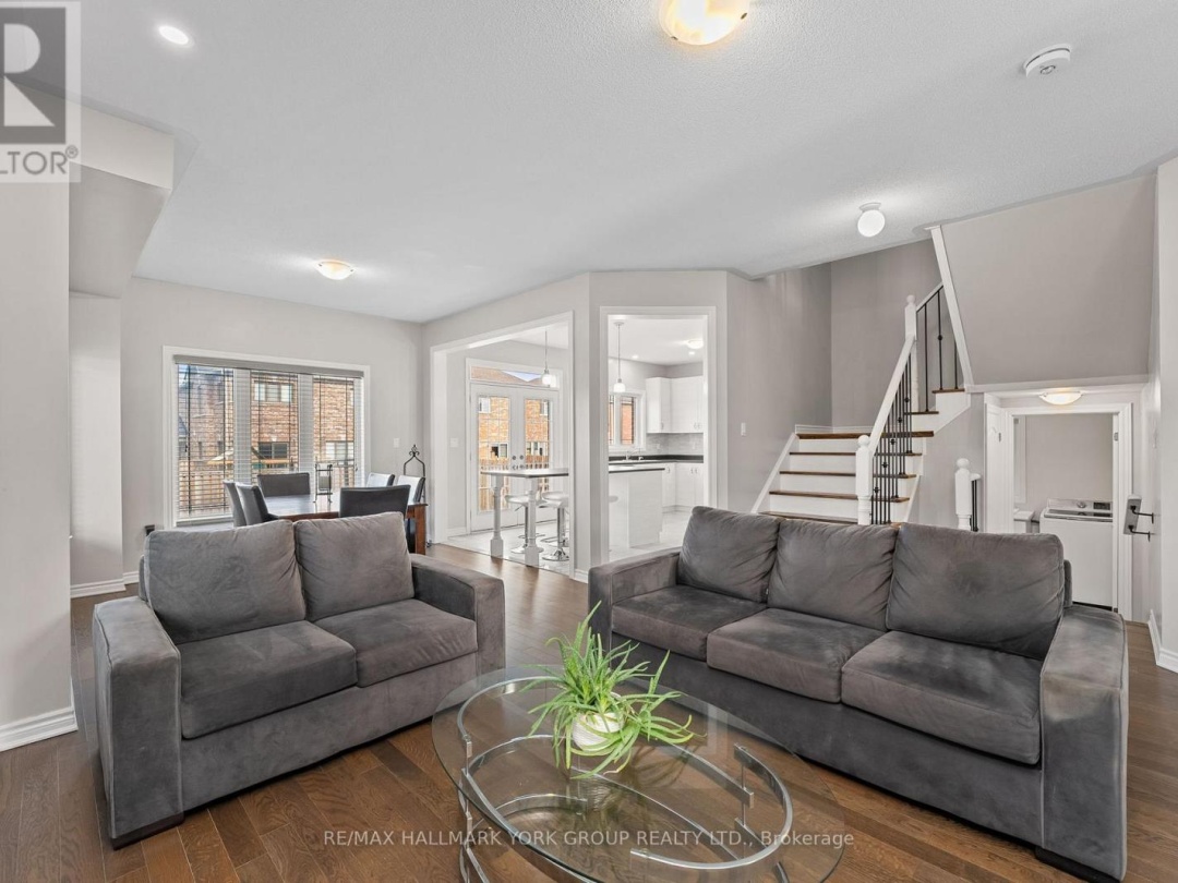 8 POLLOCK AVENUE, Lake Simcoe