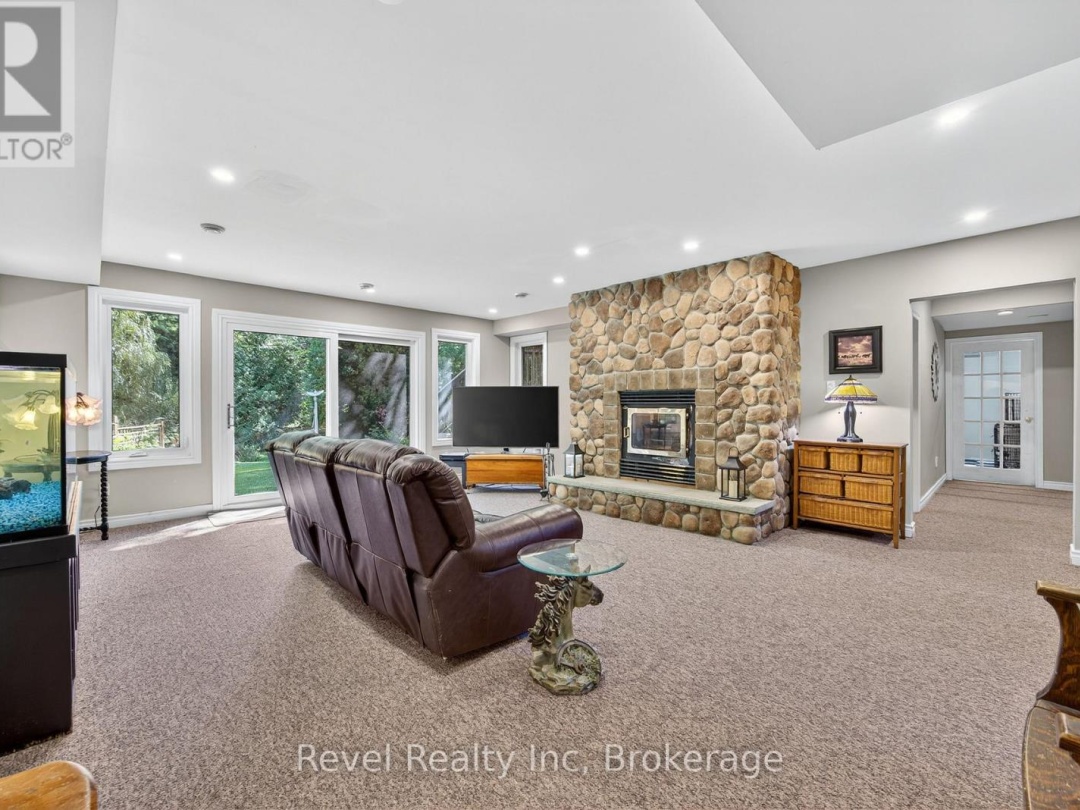 7190 93 HIGHWAY, Tiny