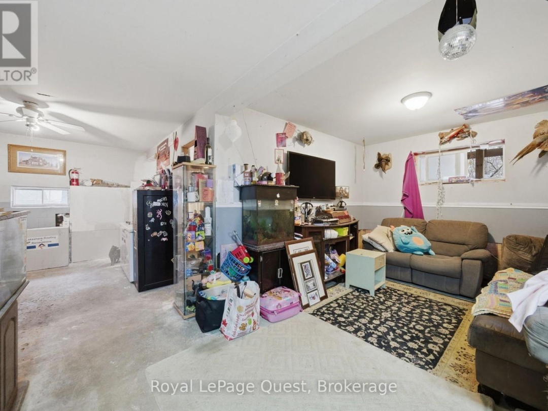 7476 ASH CRESCENT, Black River