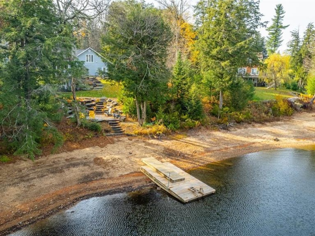 3526 West Shore Road, Kennisis Lake