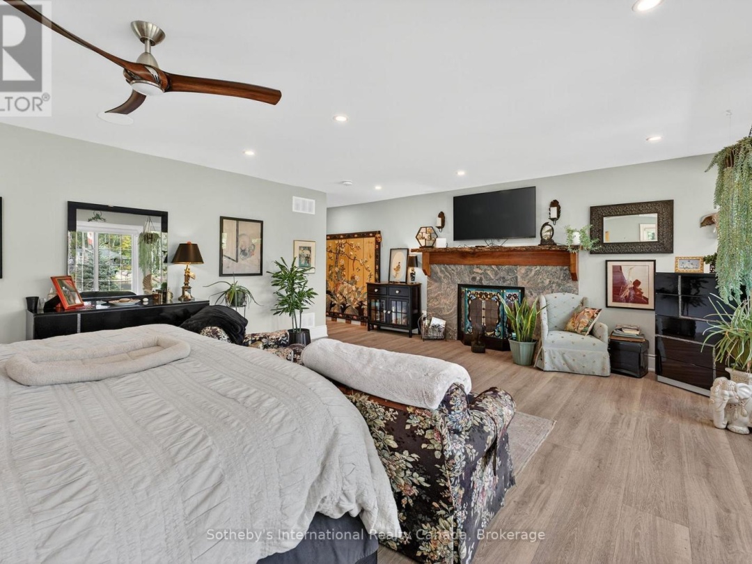 1082 BEAUMONT FARM ROAD, Muskoka River