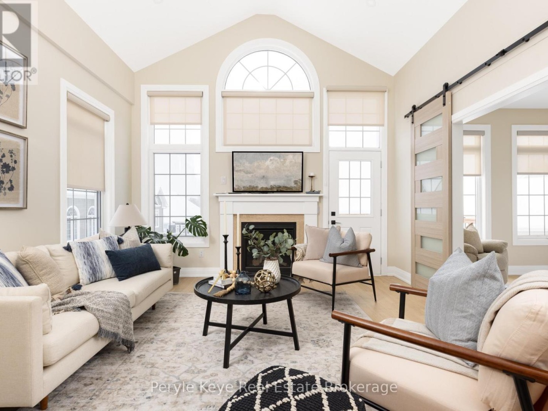 2 LEEDS COURT, Muskoka River