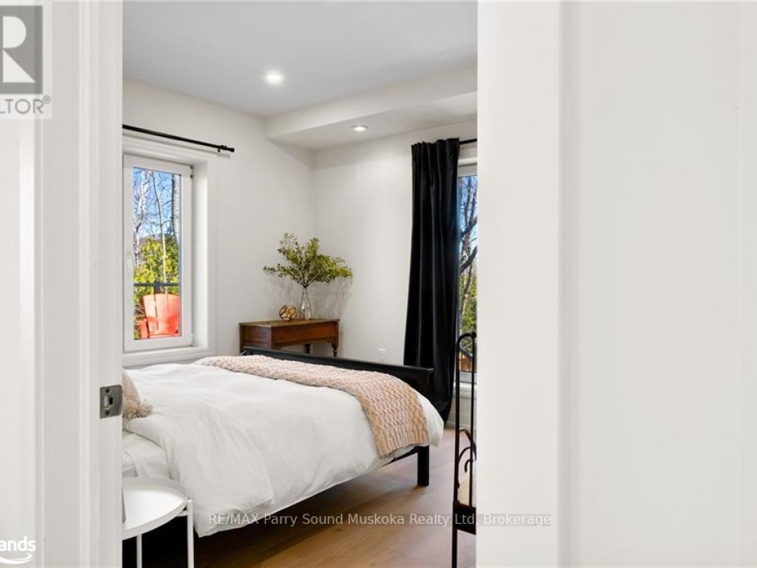 68 PINEWOOD ROAD, Long Lake
