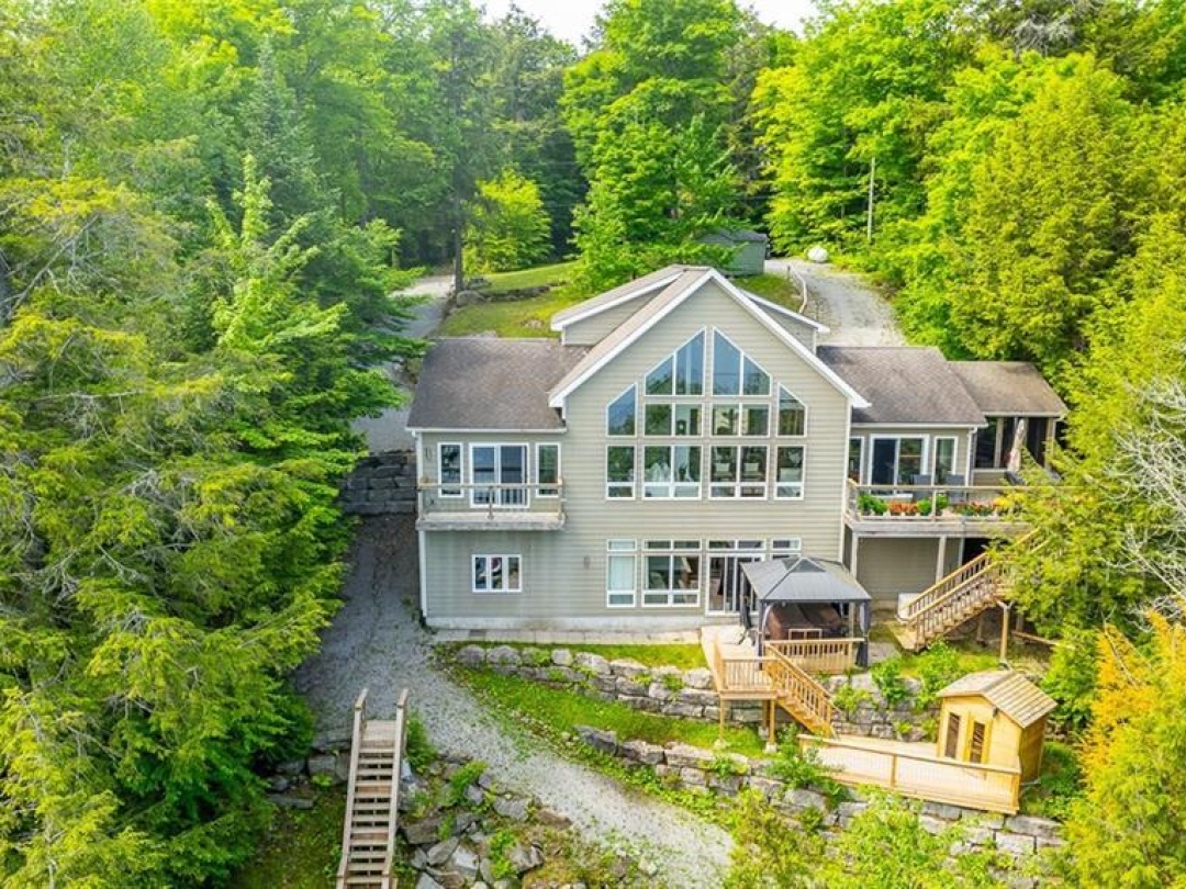 1107 Pine Point Road, Kennisis Lake