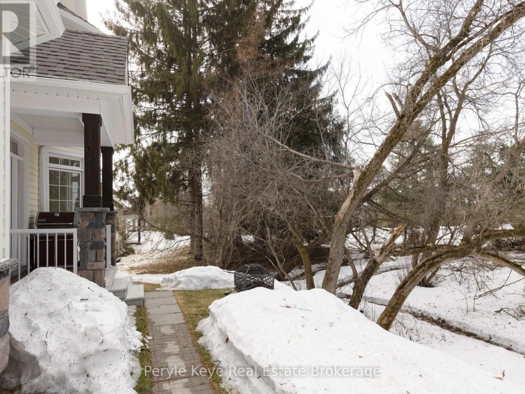 16 LEEDS COURT, Muskoka River