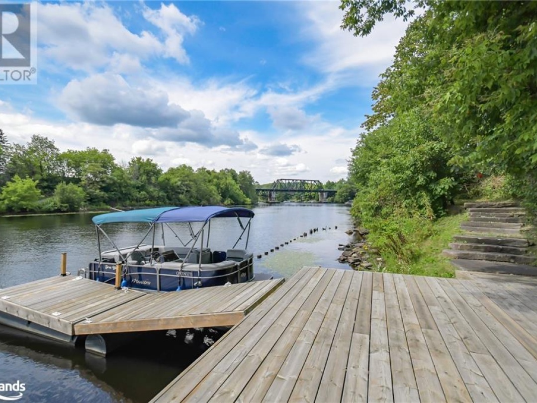 31 Dairy Lane Unit# 401, Muskoka River