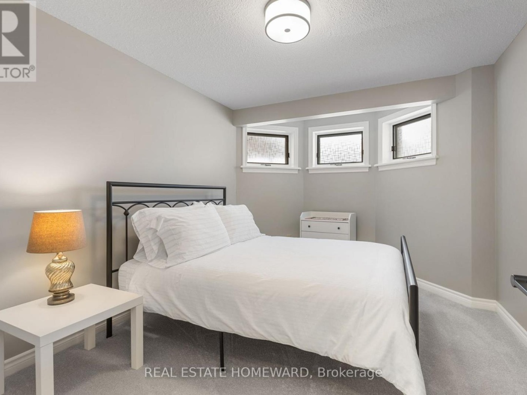 69 ISLAND BAY DRIVE W, 