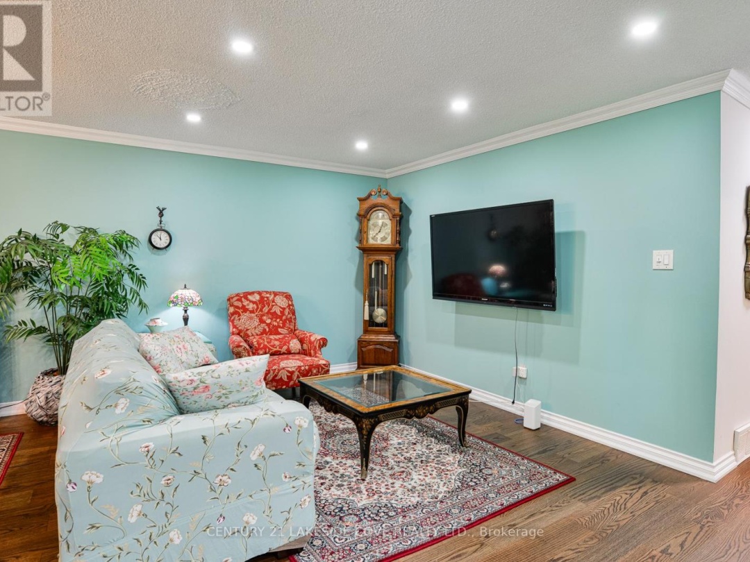 9 PINETREE COURT, 