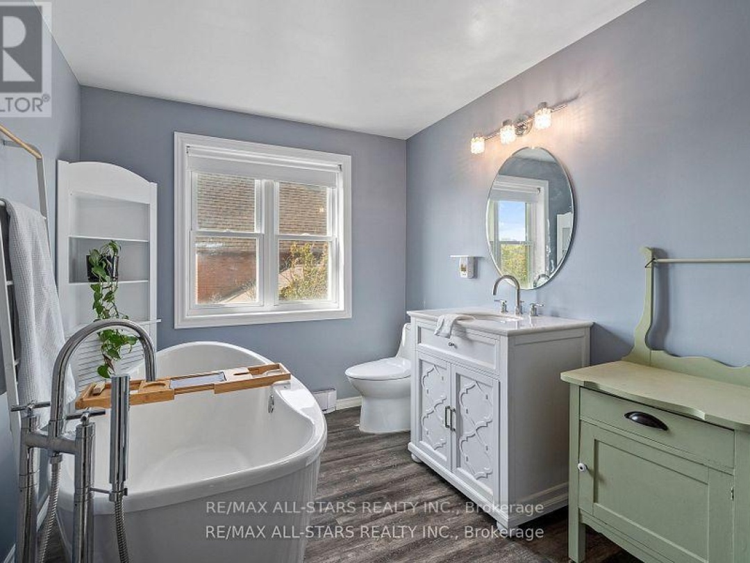 61 FRANCIS STREET E, 