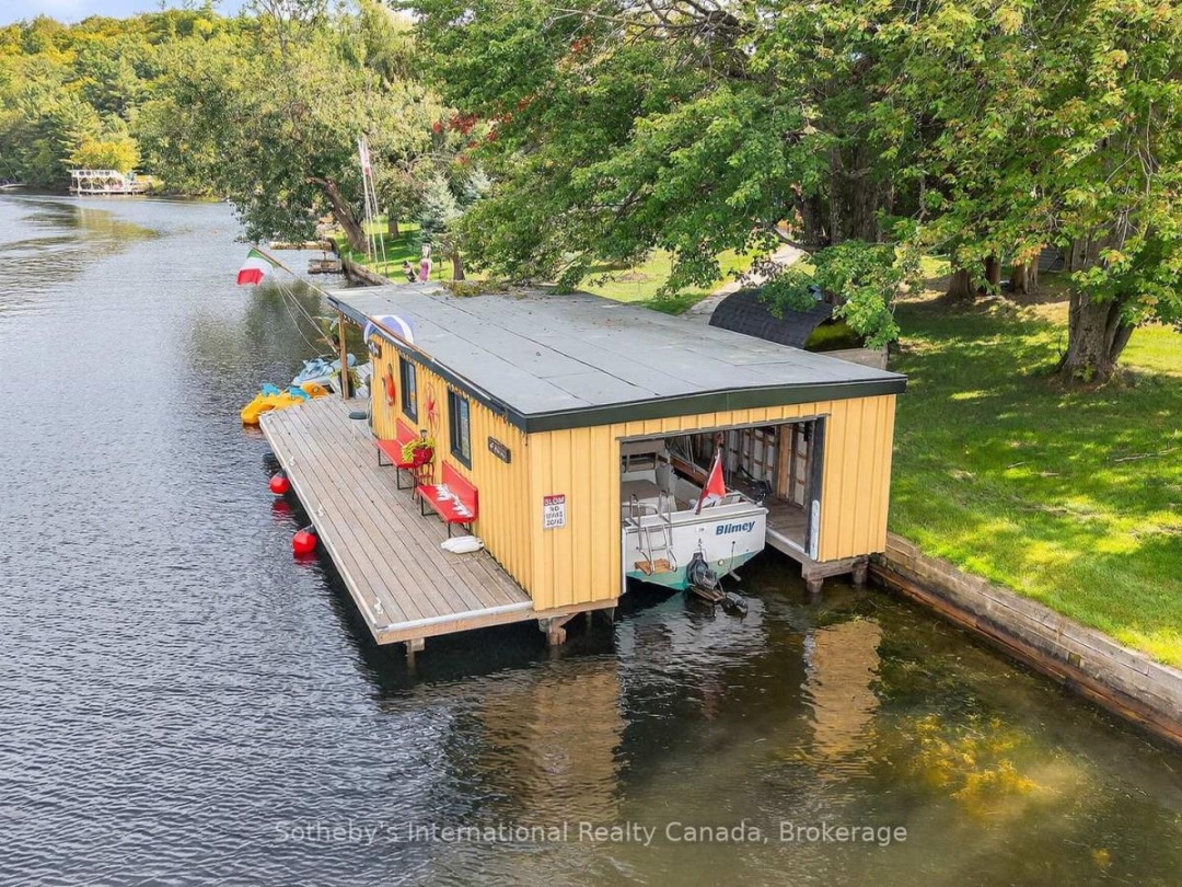 1082 BEAUMONT FARM ROAD, Muskoka River