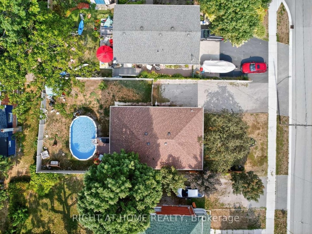 112 BORLAND STREET E, 