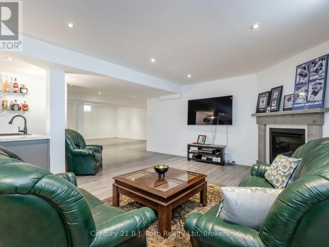 4 CHARLIE RAWSON BOULEVARD, Tay (Victoria Harbour)