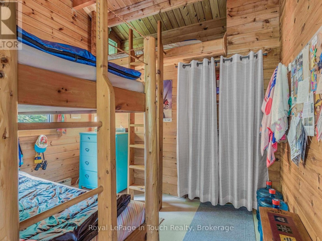B207-10 WAHSOUNE ISLAND, Georgian Bay
