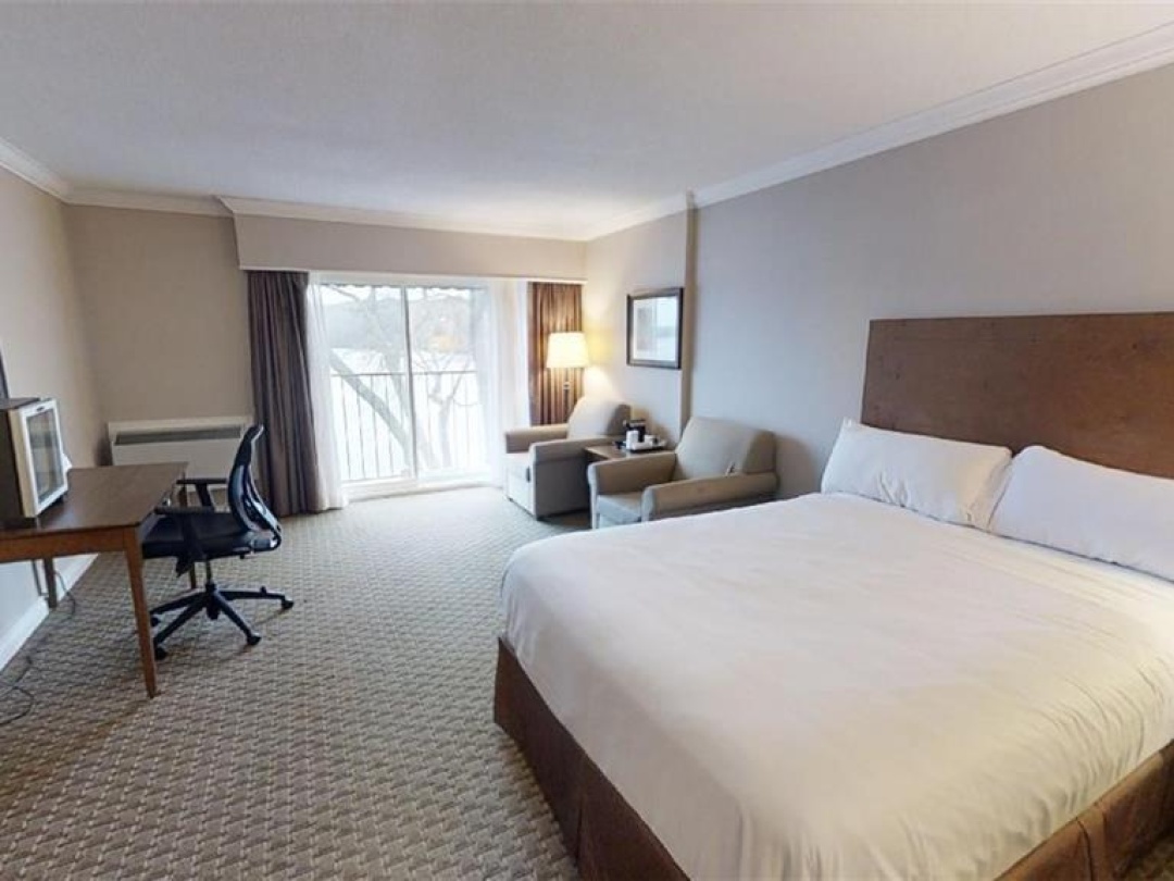 1235 Deerhurst Drive Unit# 317, Peninsula Lake