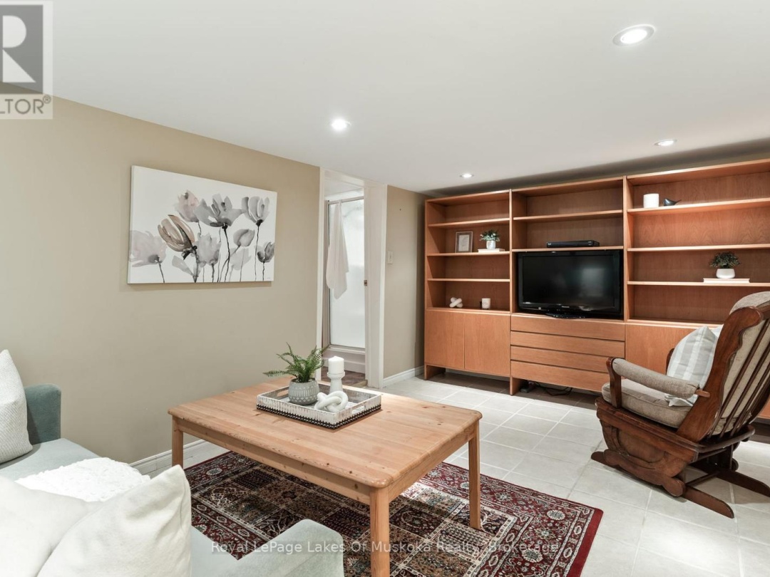 229 FRASERBURG ROAD, Bracebridge (Macaulay)