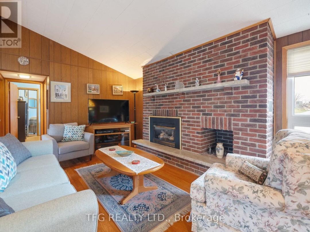 12 NORTH BAYOU ROAD, Sturgeon Lake
