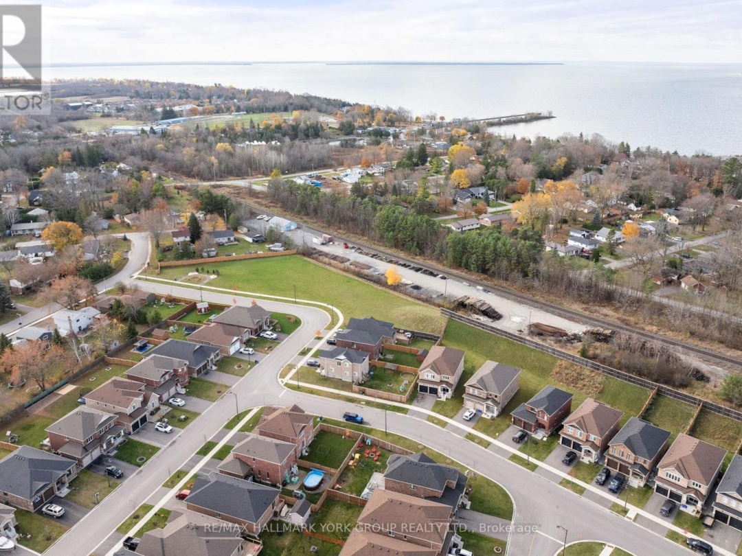 8 POLLOCK AVENUE, Lake Simcoe