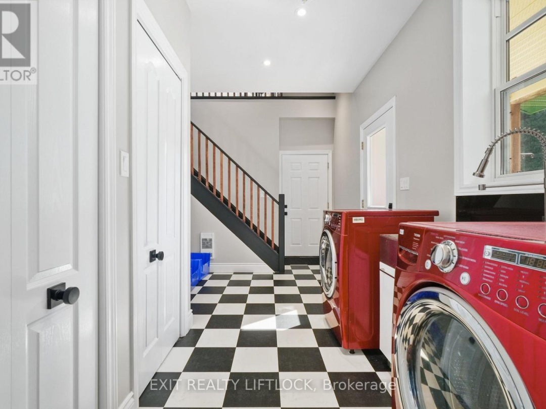 169 DUTCH LINE ROAD W, 