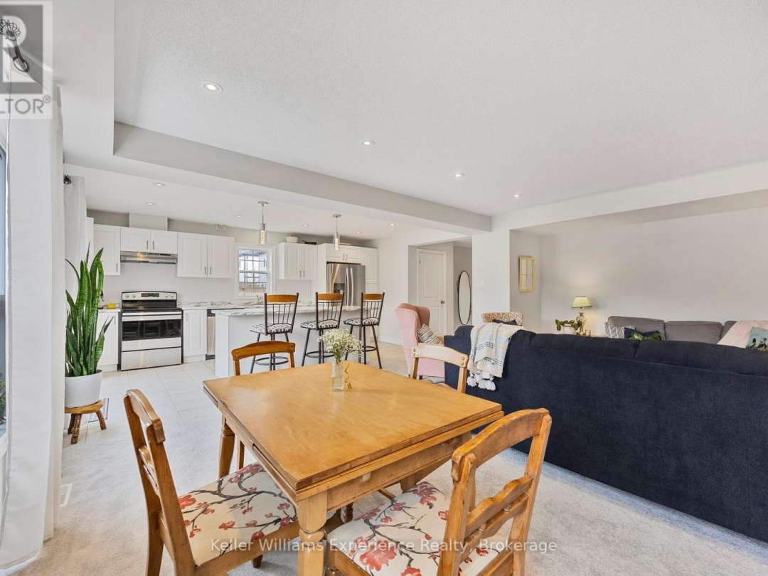 8 QUINN FOREST DRIVE, Bracebridge (Macaulay)