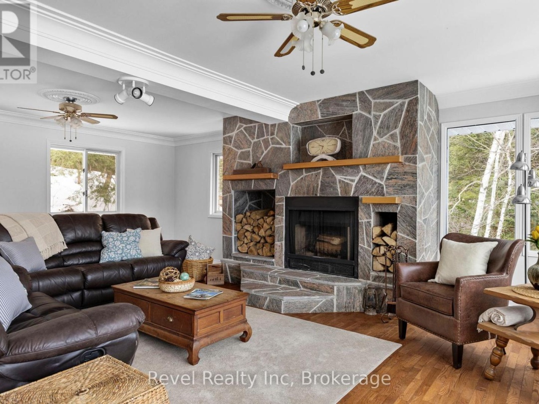 75 SILVER POINT DRIVE, Silver Lake