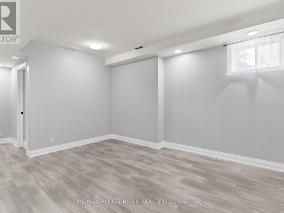 495 LAKELAND CRESCENT, 