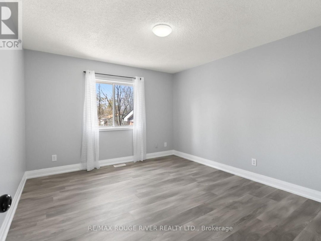 495 LAKELAND CRESCENT, 