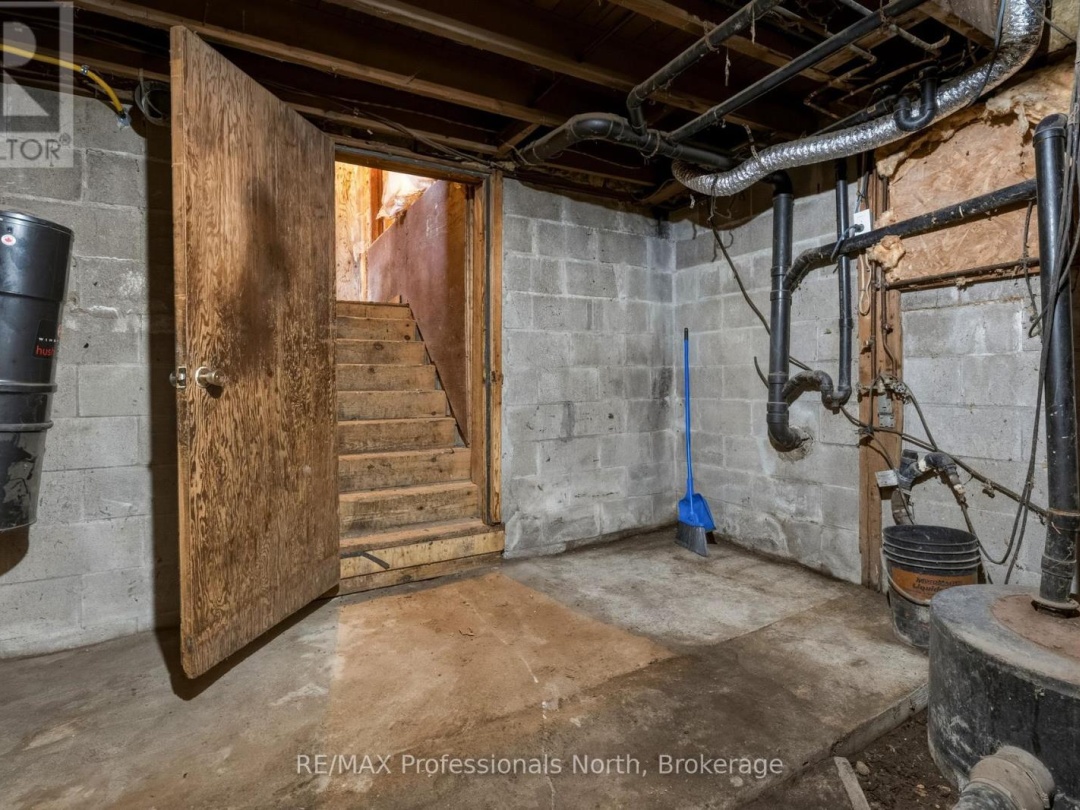 1056 KIRK LINE W, Bracebridge (Macaulay)