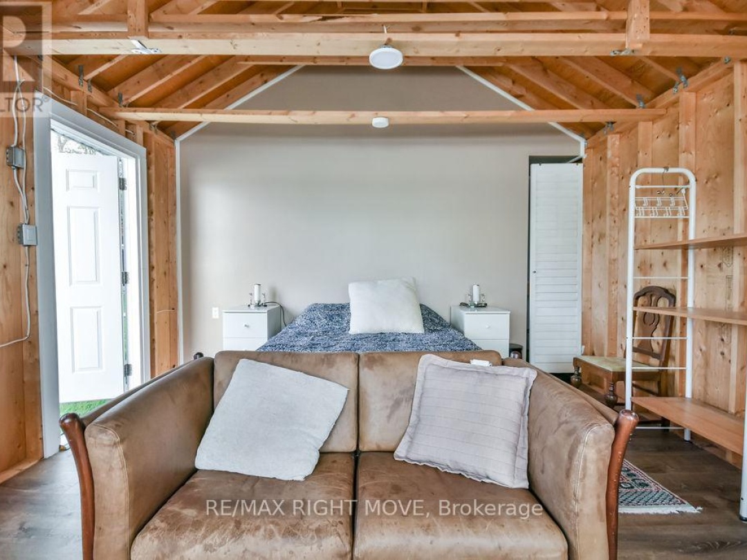 1467 CUNNINGHAM CRESCENT, 