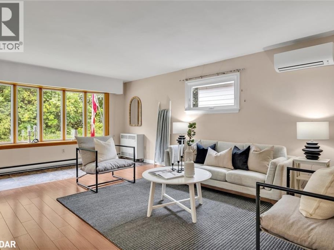 28 BOND Street E, 