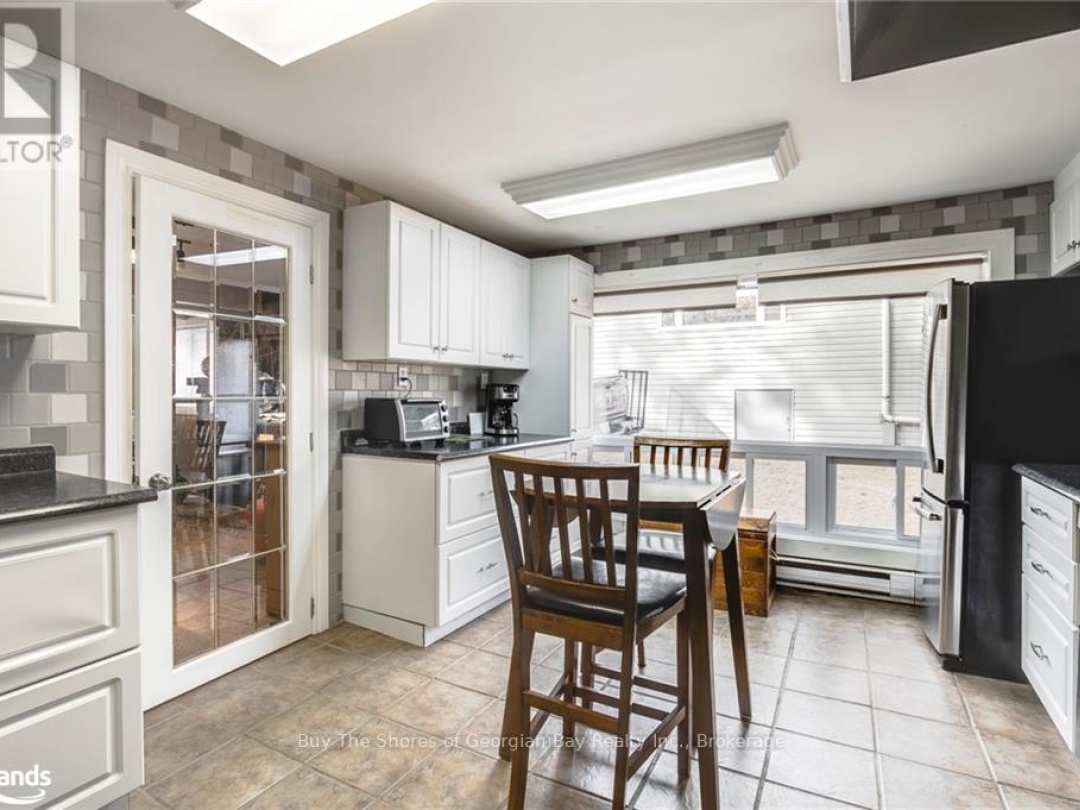 2512 HONEY HARBOUR ROAD, 