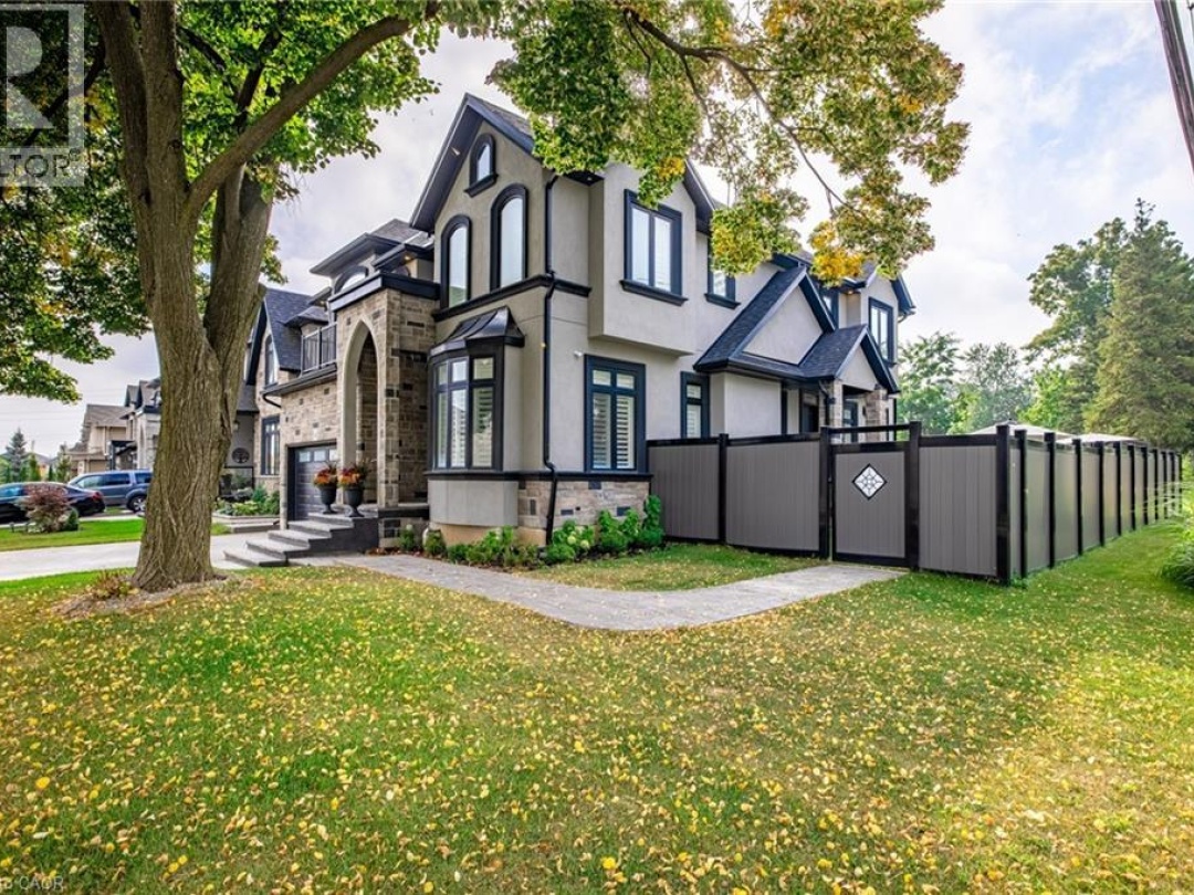 4 LOCKMAN Drive, Ancaster