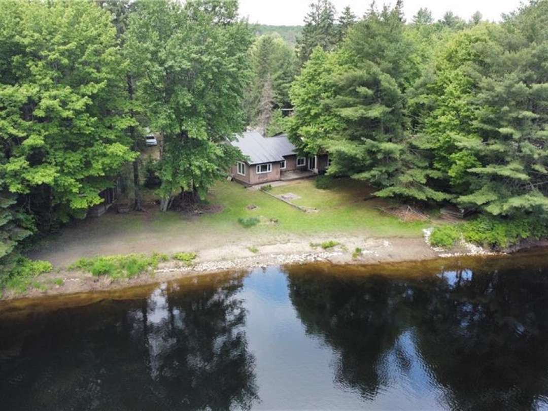 2424 Fraserburg Road, Muskoka River