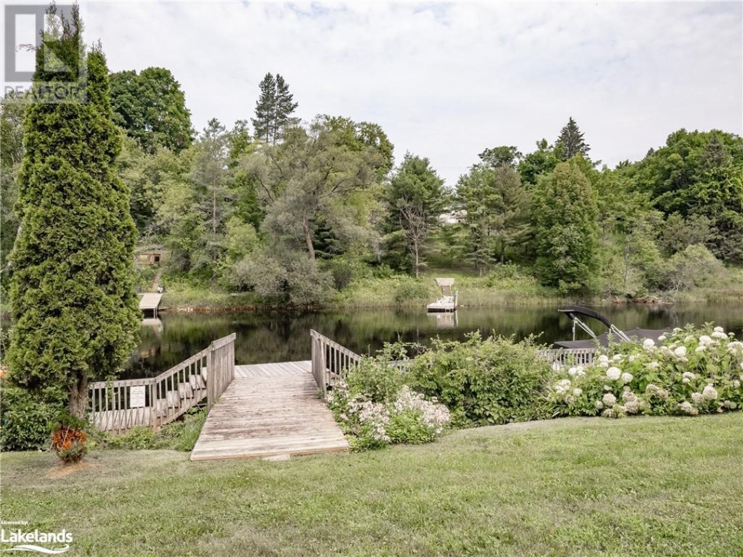 43 Shoreline Drive, Muskoka River