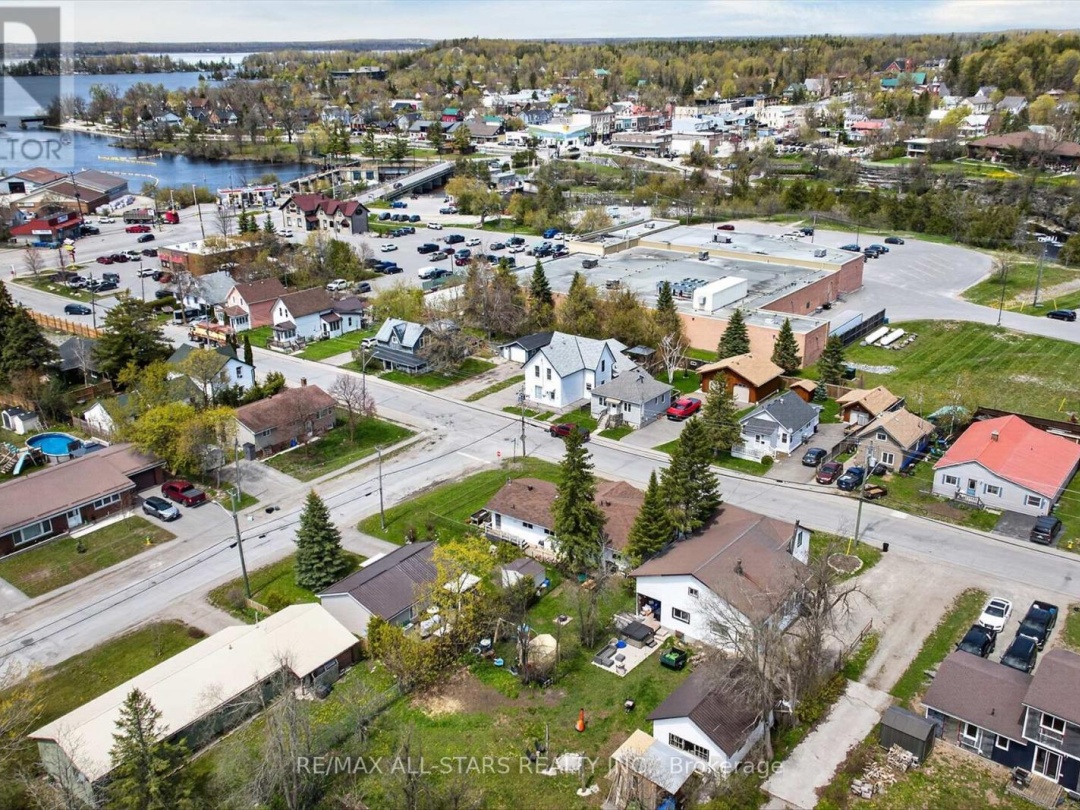 38 ELLIOT STREET, Kawartha Lakes (Fenelon Falls)
