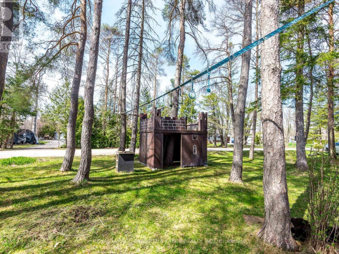 85 THOMAS DRIVE, Sturgeon Lake