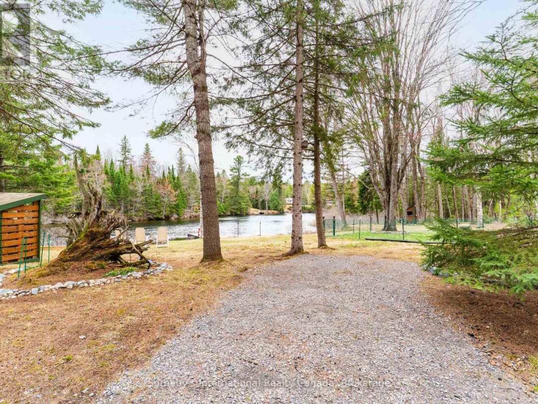 1041 CROCKFORD LANE S, Muskoka River
