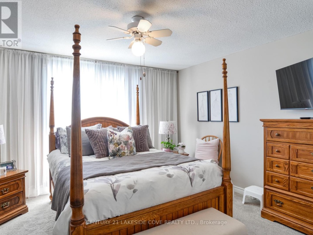 UNIT 4 - 4 PARADISE BOULEVARD, Lake Simcoe