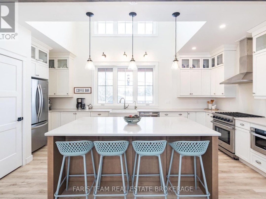 32 LEISURE COURT, 