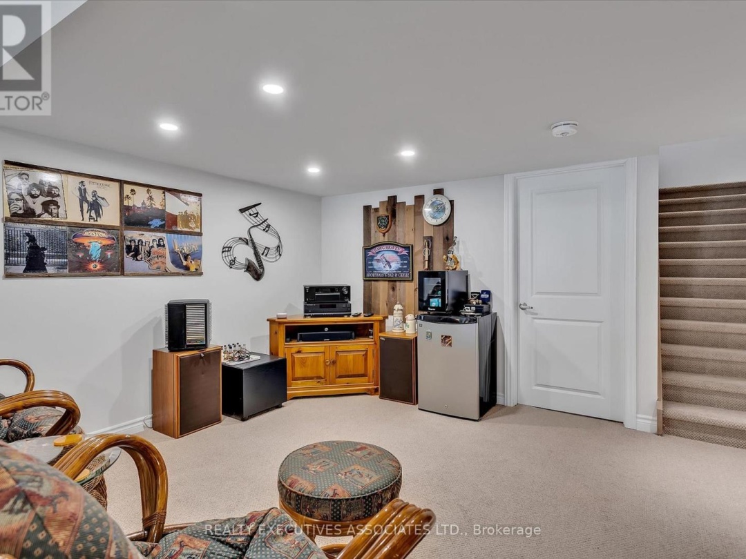 36 - 17 LAKEWOOD CRESCENT, 