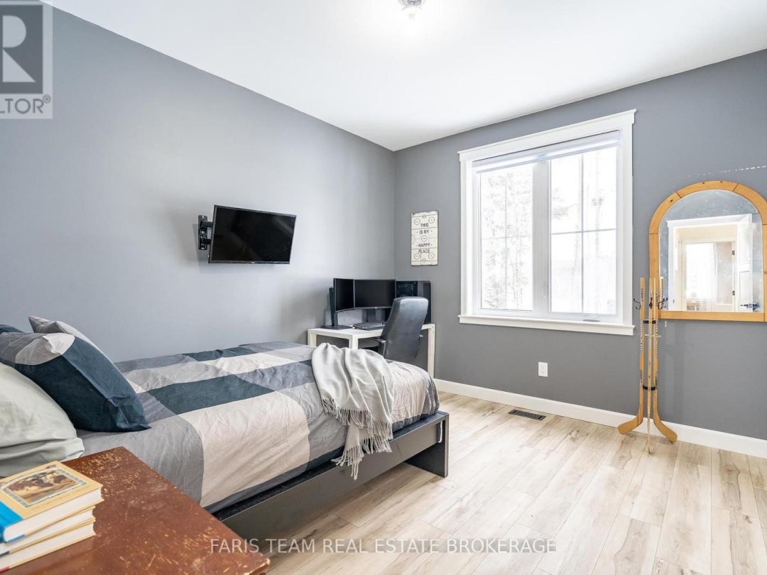 32 LEISURE COURT, 