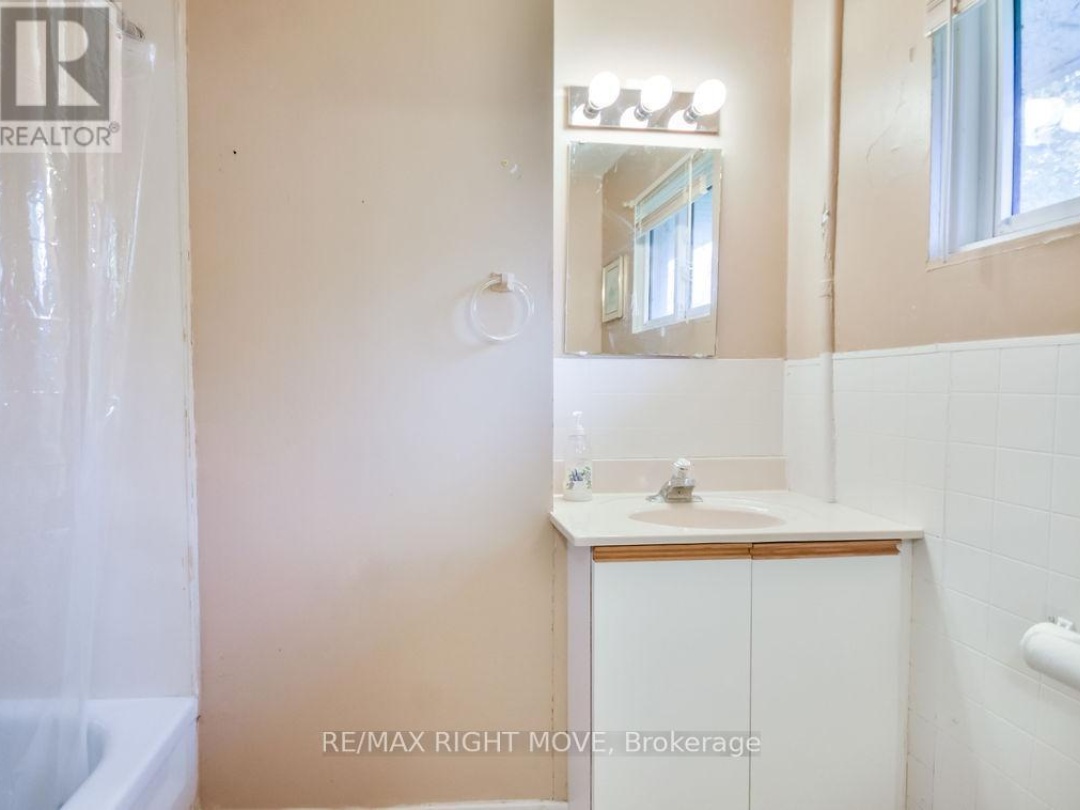 1467 CUNNINGHAM CRESCENT, 