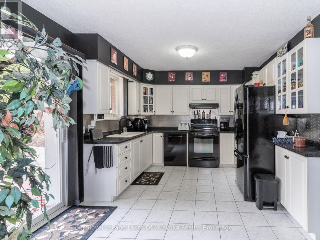 183 SANTAS VILLAGE ROAD, Muskoka River