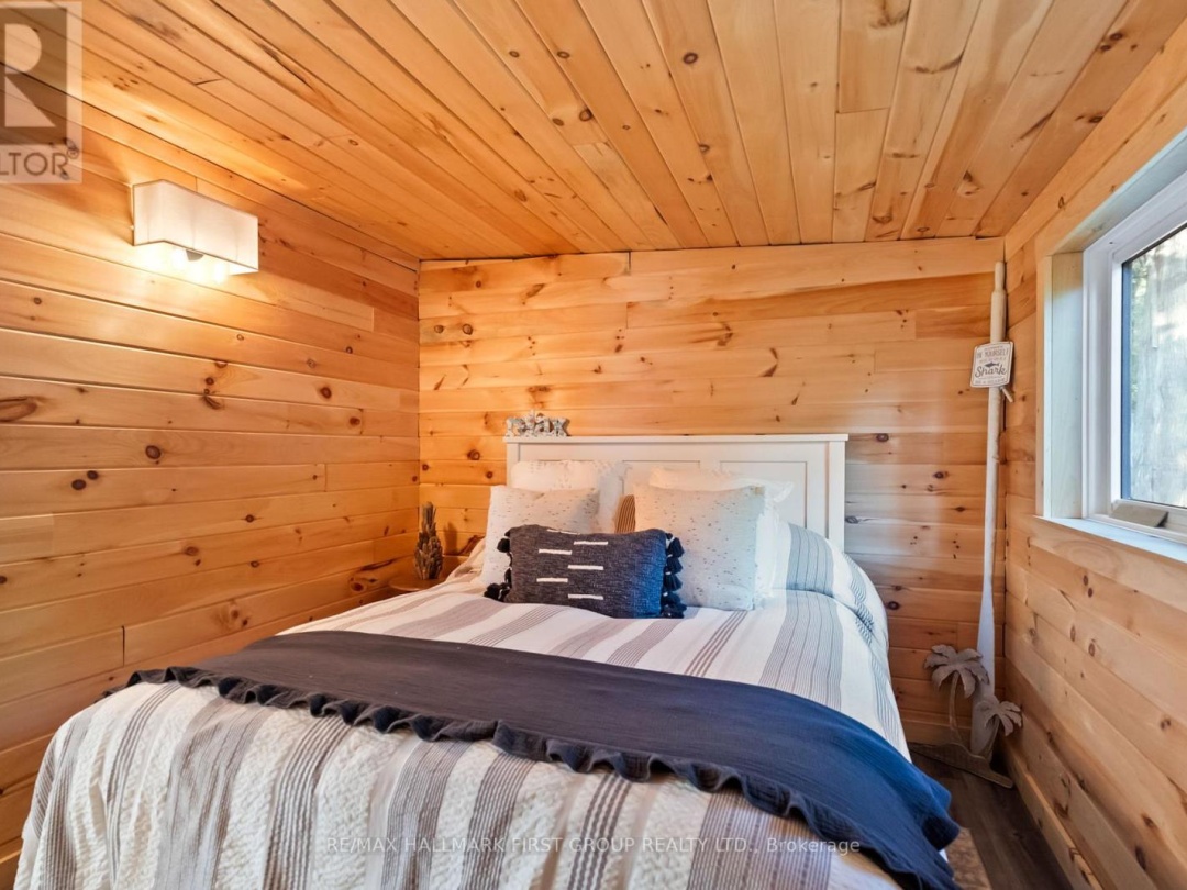 402 STEENBURG LAKE ROAD S, 