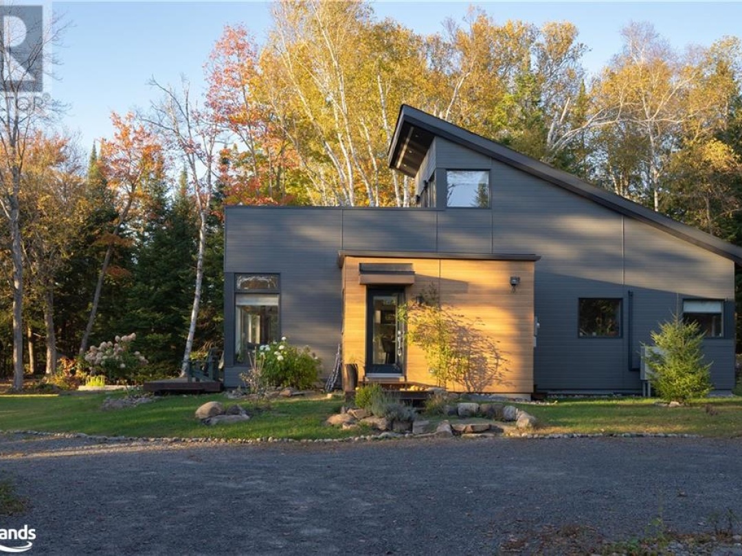 470 Markles Road, Muskoka River