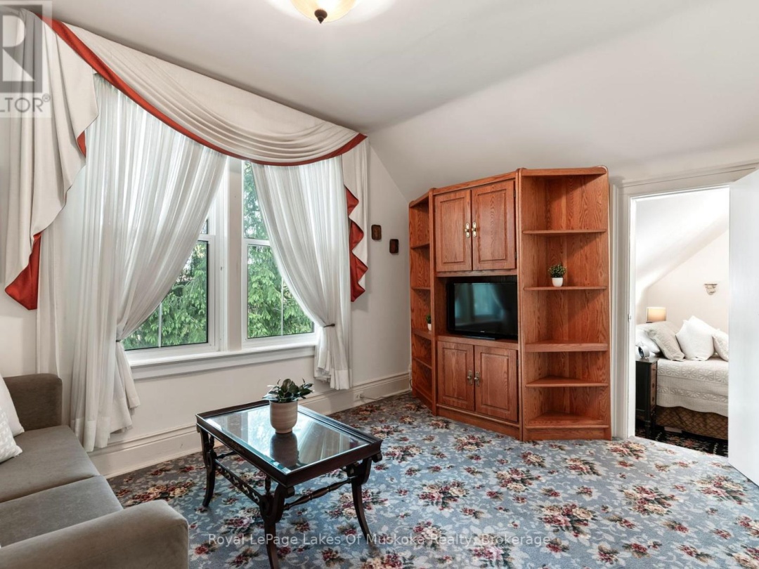 229 FRASERBURG ROAD, Bracebridge (Macaulay)