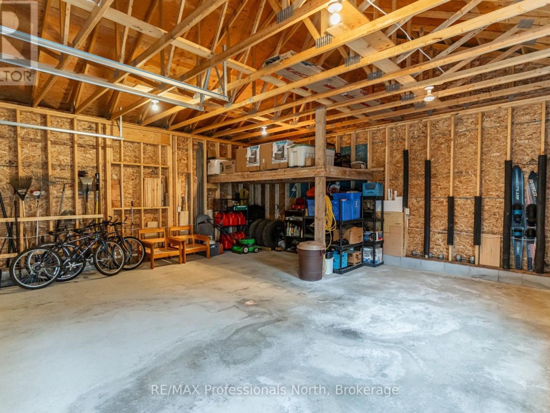 5997 KENNISIS LAKE ROAD, Kennisis Lake
