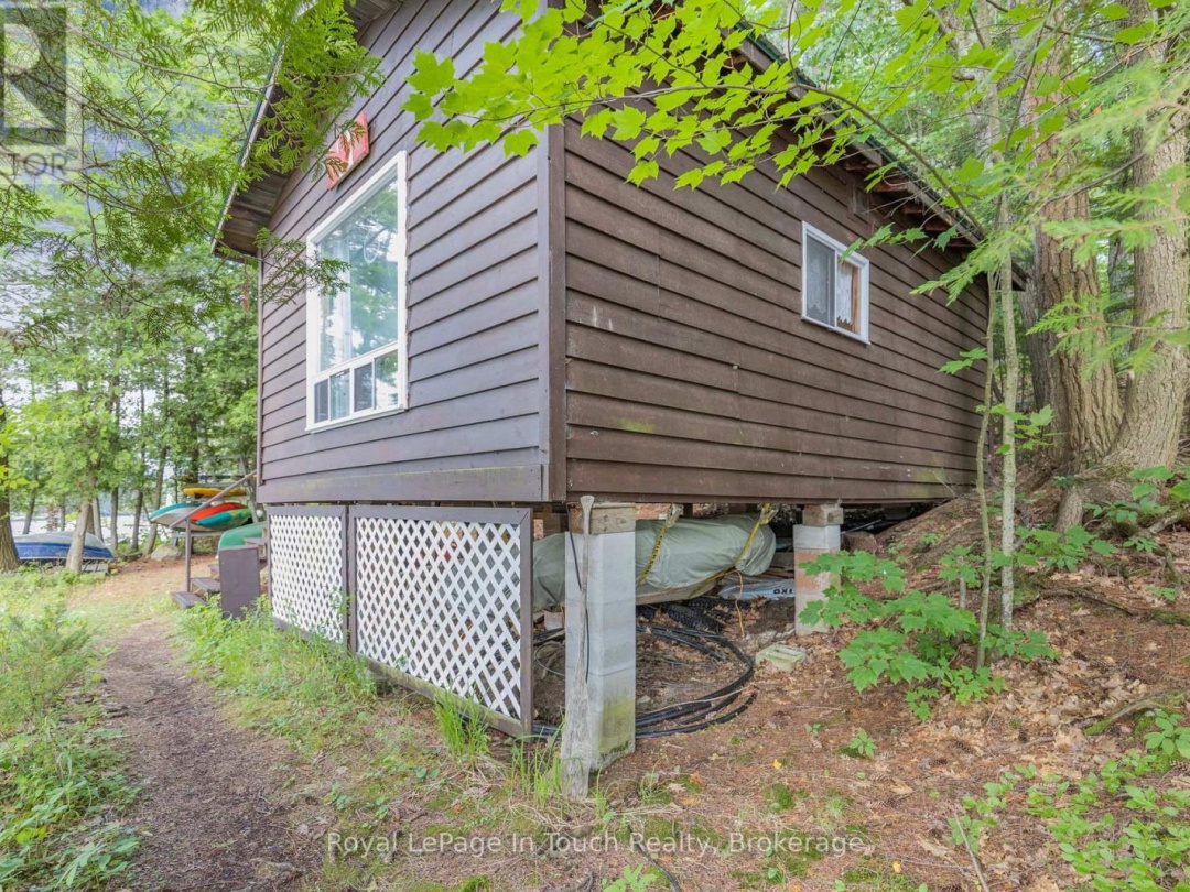 B207-10 WAHSOUNE ISLAND, Georgian Bay
